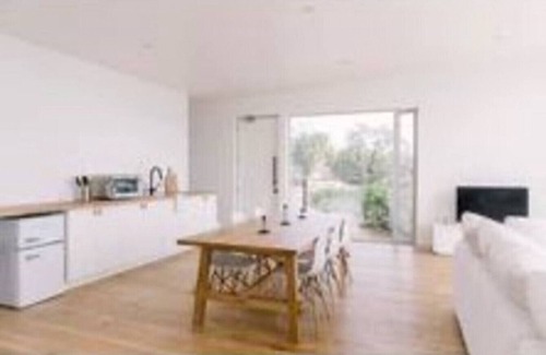 Bonita House | A modern light-filled haven in a tranquil setting