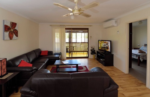 Rockingham Apartment | A neat & tidy 2 bedroom unit by the bay