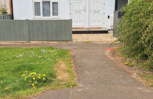 Ashford Apartment | A new 3-bed flat with en-suite near Heathrow