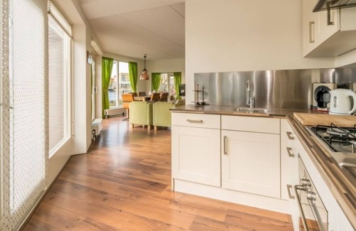 Oude-Tonge House | A panorama of water and nature at this comfortable dyke house!