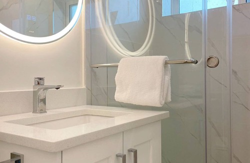 Arbutus Ridge House | A peaceful, quiet second-floor room for staying (W)