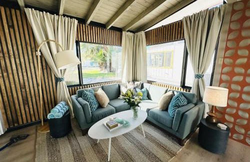 Tahquitz River Estates Hotel | A PLACE IN THE SUN Hotel - ADULTS ONLY Big Units, 24h Heated Pool & Spa in 1 Acre Park Prime Location, DOG Friendly, TOP Midcentury Modern Boutique Hotel