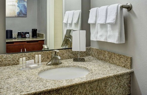 Brookfield Hotel | A Place You'll Surely Enjoy! 2 Spacious Units, Swimming Pool, Pets Allowed!