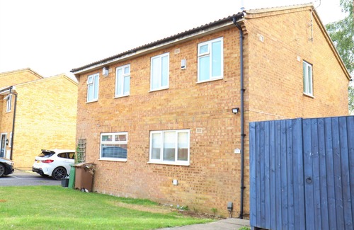 Tea Green House | A pleasant 3 bed home close to Luton Airport. Ideal for families & professionals