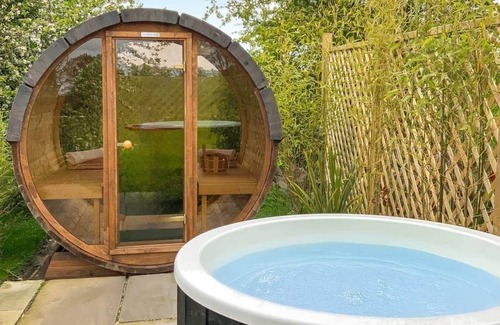 Goole Cottage | A quirky pod with one double and shower room.