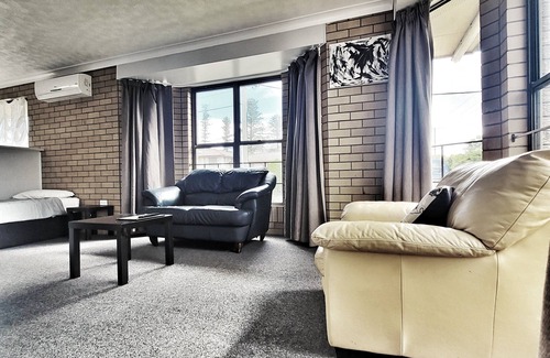 Newtown Hotel | A Raceview Motor Inn