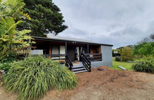 Fingal House | A relaxed fun Cosy Cabin- 5 min from ocean and bay beaches and the Hot springs