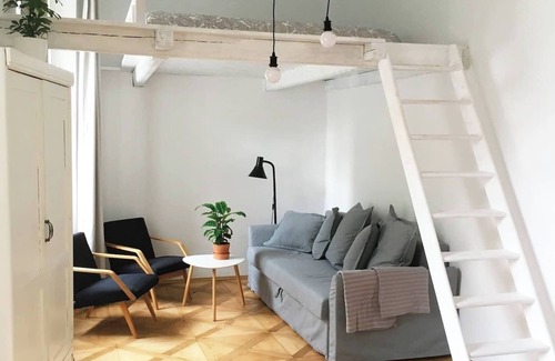 Mala Strana Condo | A renovated old-fashioned apartment full of light 5 min from the Charles Bridge.