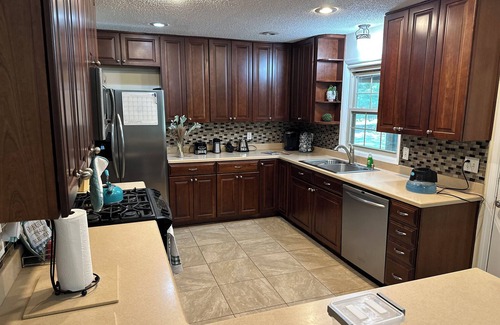 Hinesville House | A Retreat HOME away from home! Family and pet friendly! Near military base!
