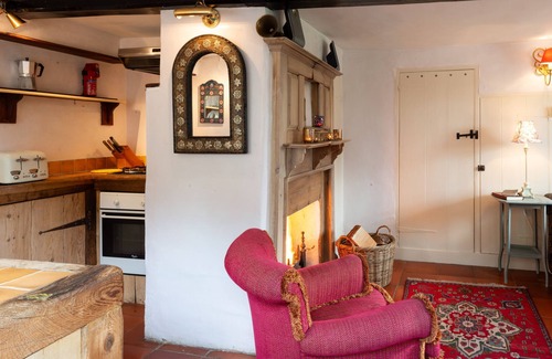 Sudbury Cottage | A romantic little Farm cottage with a roaring fire. Ideal for dog owners.
