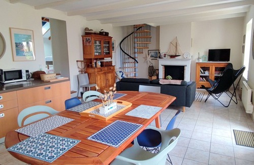 Doelan House | A seaside cottage with sea view, WIFI, equipped kitchen and enclosed garden