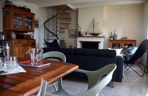 Doelan House | A seaside cottage with sea view, WIFI, equipped kitchen and enclosed garden