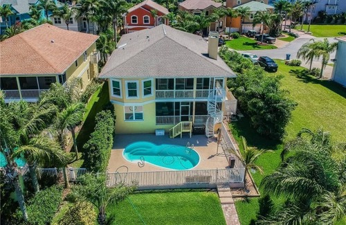 New Port Richey House | A Seaside Waterfront Rental - 3 Bedrooms, 2 Full baths with beautiful sunsets!