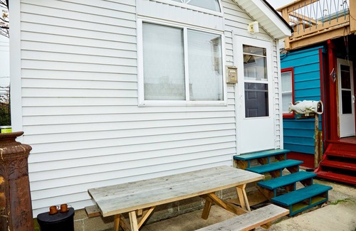 Queens House | A serene bungalow just one block from the beach