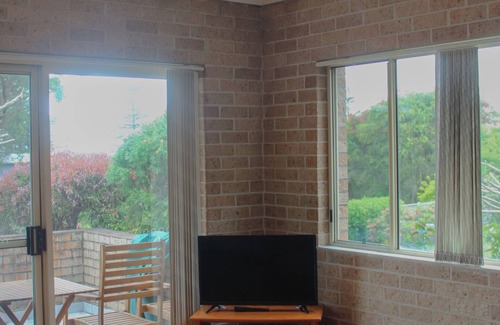 Black Head Apartment | A short walk to Black Head Beach, park with bbqs & amenities, shops and cafes
