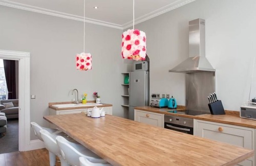 Bath House | A spacious and contemporary apartment for up to 16 in central Bath