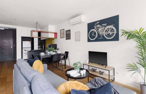Carlton South Apartment | A Spacious & Cozy 2BR Apt Near Melbourne Uni