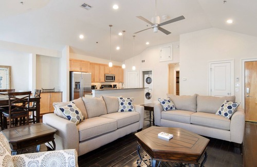 Central Business District Condo | “A Stone's Throw” from French Quarter-Modern Charm Gorgeous CBD Condo