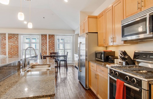 Central Business District Condo | “A Stone's Throw” from French Quarter-Modern Charm Gorgeous CBD Condo
