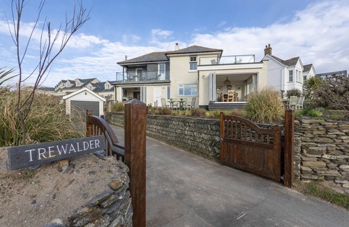 Padstow House | A stunning 4 bedroom holiday home which spills out onto beautiful Treyarnon Bay.