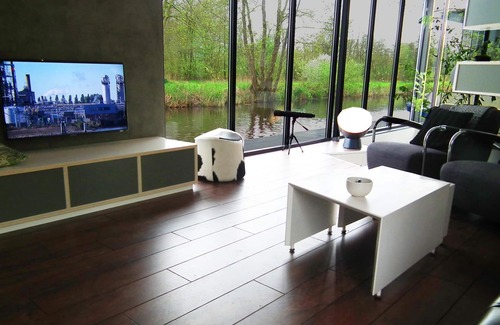 Giethoorn Boat Rental | A Stunning Contemporary Designed Houseboat.