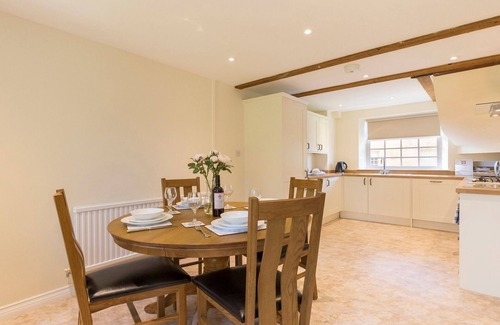 Winchcombe Apartment | A sudeley castle cottage that sleeps 4 guests in 2 bedrooms
