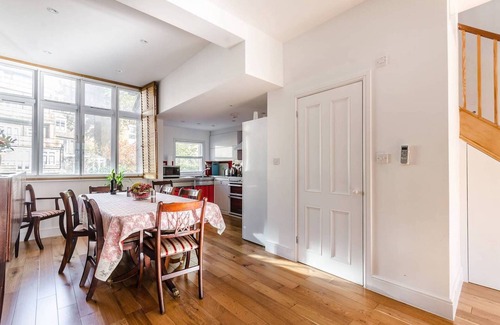 Brompton & Hans Town House | A sunny friendly smart 3 Bedroom Condo close to station , museums, restaurants