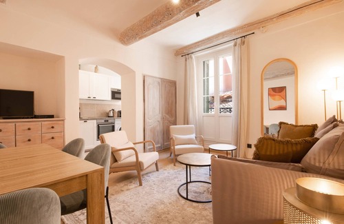Old Town Apartment | A Superb 1-BR next to Senequier - Center of Saint-Tropez