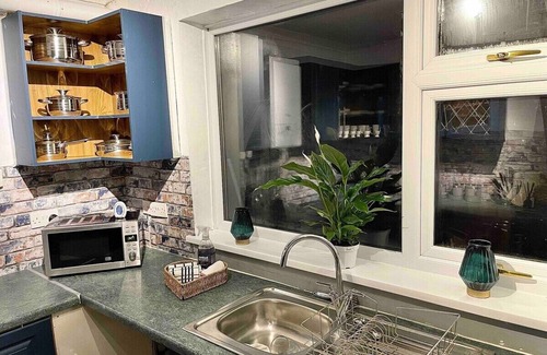 Llantarnam Cottage | A Superb Size Cottage By The Canal