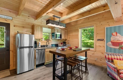 Pigeon Forge Cabin | A Sweet Treat for Couples & Small Families! Excellent LOCATION! Winter Deals!