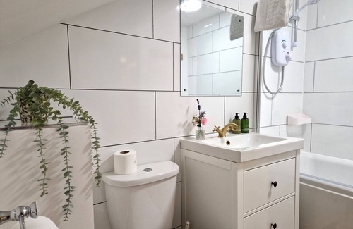 Ivinghoe Cottage | A thee bedroom, one bathroom that sleeps 5 guests in 3 bedrooms