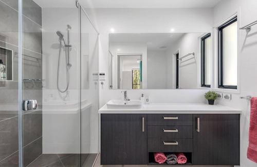 Dakabin House | A tranquil bushland retreat with KB, Ducted AC and access to a heated pool.