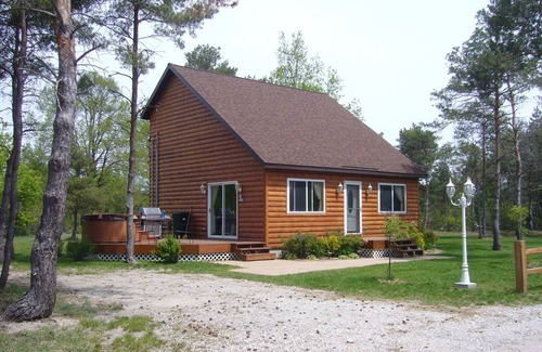 Thompsonville Cabin | A True Getaway, Peaceful-Relaxing, Hot Tub, 2 story, Fully Furnished