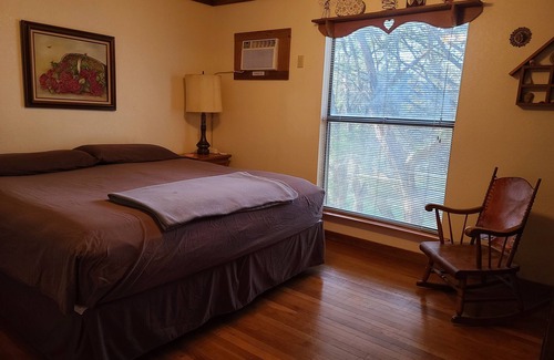 Rio Frio Cabin | A unique and family friendly cabin on the Frio river. Close to area attractions.