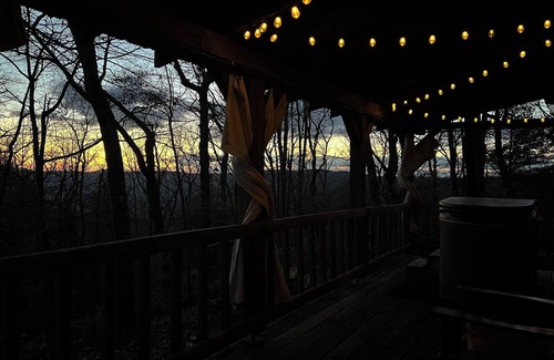 Piper Gap Cabin | A Unique Bed and Breakfast.Log Cabins, with Hot Tubs and Breakfast Delivered Each Morning :)