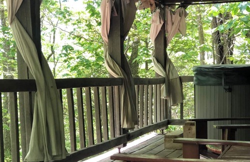 Piper Gap Cabin | A Unique Bed and Breakfast.Log Cabins, with Hot Tubs and Breakfast Delivered Each Morning :)
