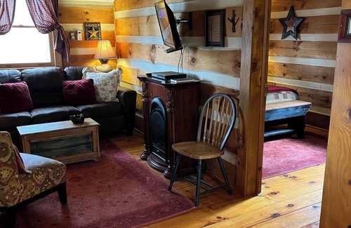 Piper Gap Cabin | A Unique Bed and Breakfast.Log Cabins, with Hot Tubs and Breakfast Delivered Each Morning :)