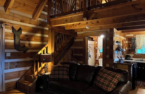 Piper Gap Cabin | A Unique Bed and Breakfast.Log Cabins, with Hot Tubs and Breakfast Delivered Each Morning :)