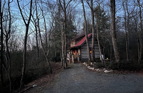 Piper Gap Cabin | A Unique Bed and Breakfast.Log Cabins, with Hot Tubs and Breakfast Delivered Each Morning :)
