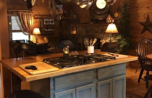 Old Town Cabin | A Unique Bed and Breakfast.Log Cabins, with Hot Tubs and Breakfast Delivered Each Morning :)