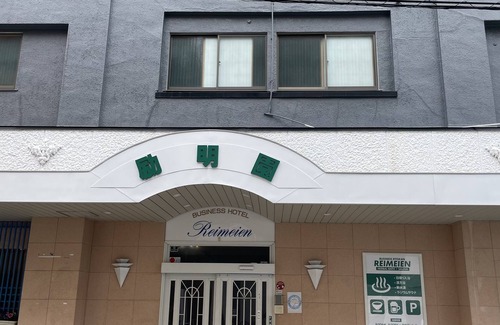 Minato House | A whole house is rented out. Bicycle parking with shutters for motorcycles. Conveniently located to Kaiyukan and Univa