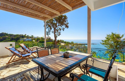 Agios Panteleimonas House | A wonderful home by the sea