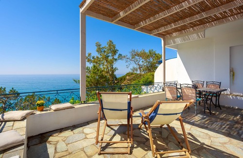 Agios Panteleimonas House | A wonderful home by the sea