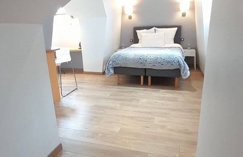 Villers-les-Ormes Bed & Breakfast | A1: double room at the Treuillaud estate with swimming pool