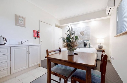 Connolly Apartment | A7 - Escape the city | studio with FREE parking!