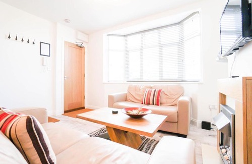 Ashmore Green Apartment | AAA Stay Garden Apartment
