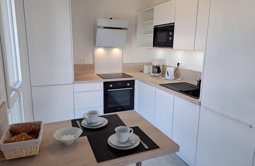 Plouarzel House | Aapartment, sea view in the distance and e-bike