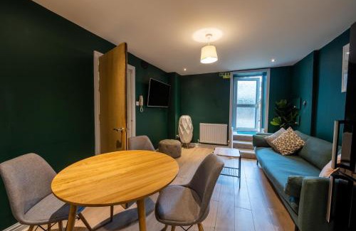 Riverside Apartment | Aaron Wise - 17 Fitzhamon Apartments