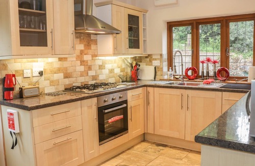 Bishops Castle Cottage | ABBOTT'S RETREAT, pet friendly, with open fire in Bishop's Castle