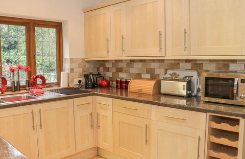 Bishops Castle Cottage | ABBOTT'S RETREAT, pet friendly, with open fire in Bishop's Castle